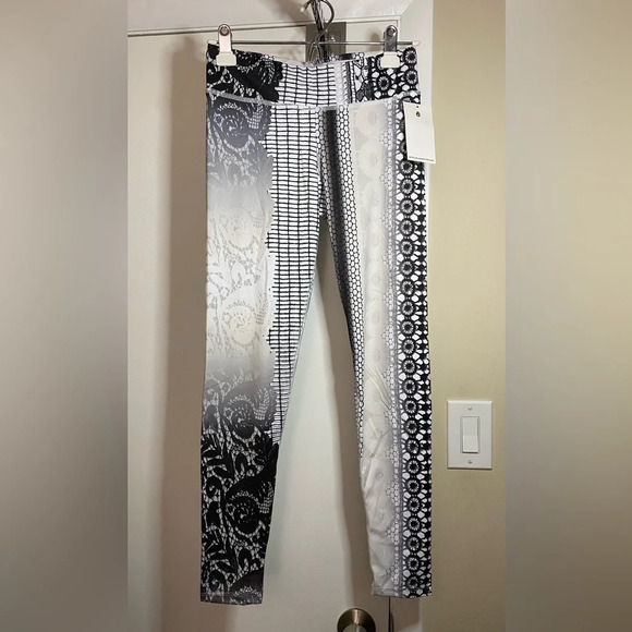 NWT Spiritual Gangster Lace & Snake Print in Black & White Leggings Size XS/S - Picture 3 of 7